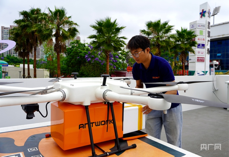 消费新观察｜海鲜“飞”上餐桌低空物流竞速城市上空新赛道(图2)